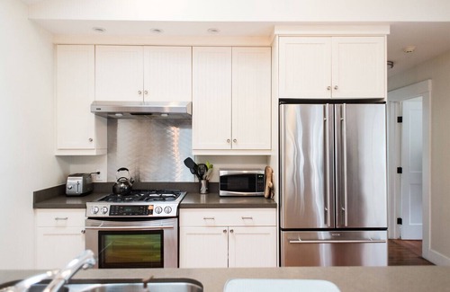 Upper Telegraph House | Private retreat in the heart of Rockridge. Go to everything!