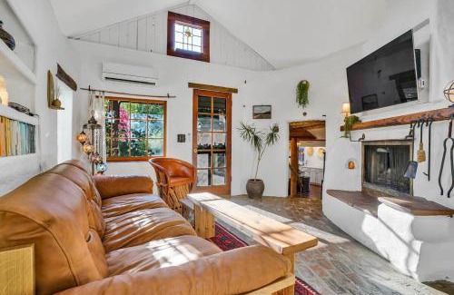Canoga Park House | Private Romantic Escape, Hidden Gem w Hot Tub