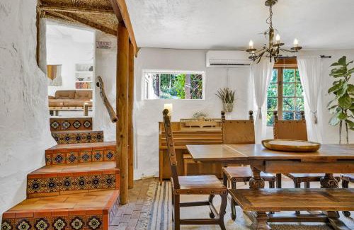 Canoga Park House | Private Romantic Escape, Hidden Gem w Hot Tub