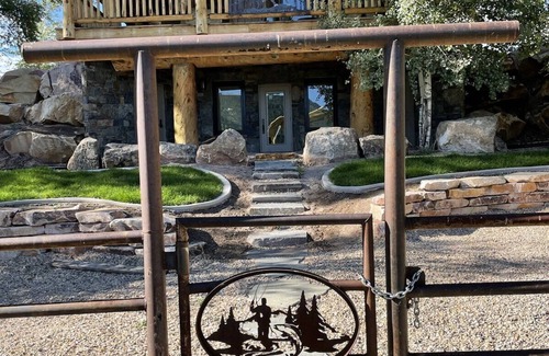 Tabiona Cabin | Private, Romantic Honeymoon/Anniversary Cabin Retreat with Pond and River Access