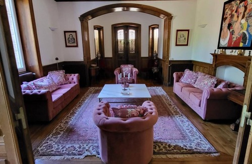 Saint-Just-d'Avray Bed & Breakfast | Private room with shower and washbasin