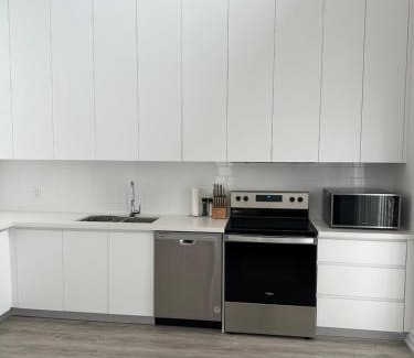 LaSalle House | Private Room in Luxury Penthouse Located in Windsor Lasalle ON