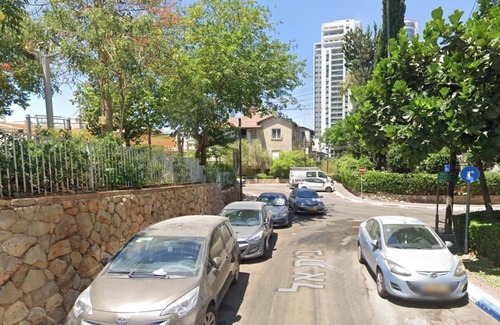 Ramat Gan Apartment | Private room on a shared apartment In front of public garden