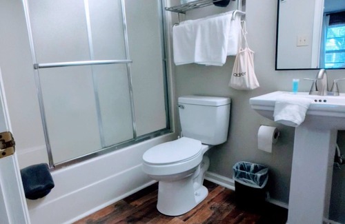 Buena Vista Hotel | Private room with a queen bed at The Town House Inn