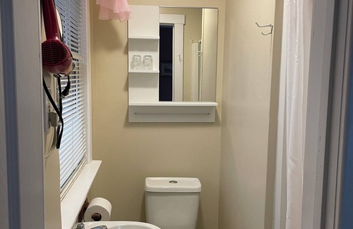 Downtown Niagara Falls Bed & Breakfast | Private Room with en-suit Bathroom 3 Mins to Falls