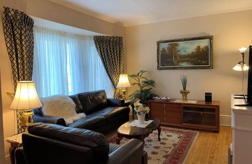 Downtown Niagara Falls Bed & Breakfast | Private Room with en-suit Bathroom 3 Mins to Falls