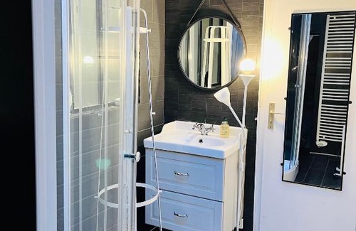Roissy-en-France House | Private rooms in a Tiny home 4 min drive to Airport CDG ,1 private bathroom ideal for families and friends