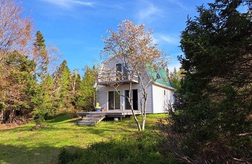 Corran Ban Cottage | Private, rustic retreat 15 mins from the fun!
