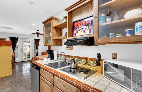 Peter Howell House | Private Southwestern Style Casita with Lush & Fully fenced Lush Yard*