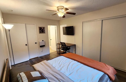 East Hemet House | Private, Spacious, 4x Queen, 300 MBPS Internet with Backyard!