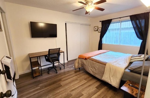 East Hemet House | Private, Spacious, 4x Queen, 300 MBPS Internet with Backyard!