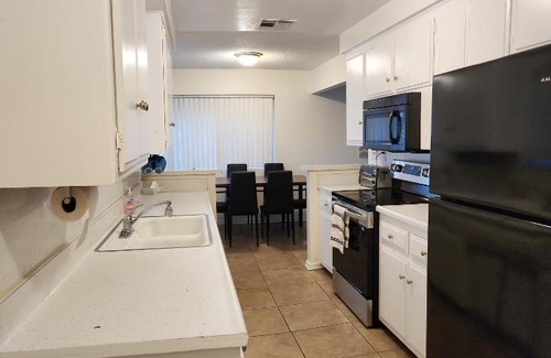 East Hemet House | Private, Spacious, 4x Queen, 300 MBPS Internet with Backyard!