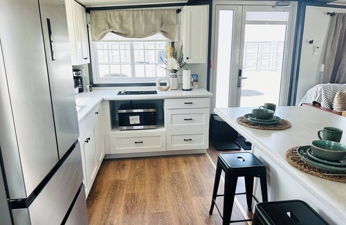 Pecos Apartment | Private, Spacious Studio BoxHouse with Office: Queen Bed with Office