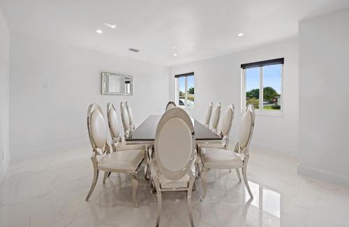 Hallandale Beach Apartment | Private Spacious House #BBQ - Hallandale Beach, Florida