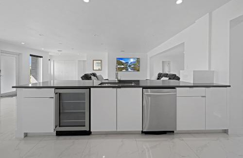 Hallandale Beach Apartment | Private Spacious House #BBQ - Hallandale Beach, Florida