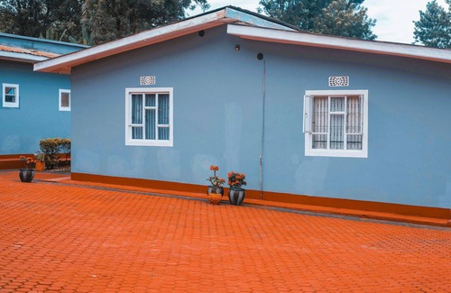 Moshi Apartment | Private studio Apt. in peaceful Shanti Town w/WiFi - Close to Mount Kilimanjaro