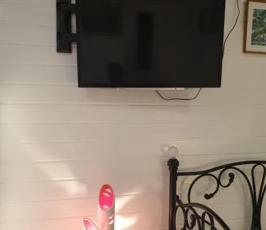 Hanger Hill Apartment | Private Studio Extension with Bathroom and Kitchen