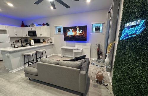 Northeast Orlando Apartment | Private Studio in the heart of downtown Orlando. Modern Zen Vibe