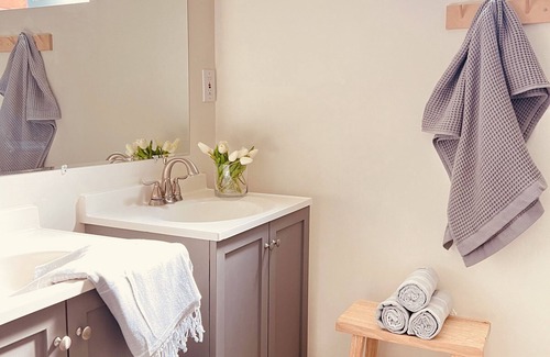 Norma Triangle Apartment | Private Studio/Room near Beverly Hills with Outdoor Garden Seating