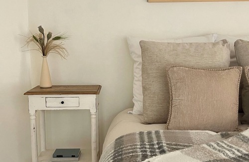 Norma Triangle Apartment | Private Studio/Room near Beverly Hills with Outdoor Garden Seating