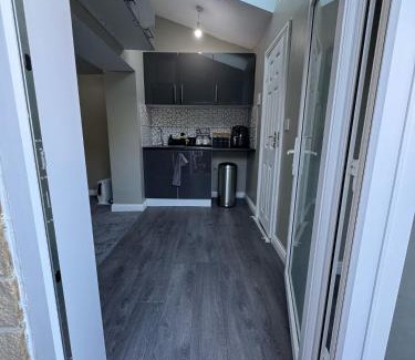 Huddersfield Apartment | Private Studio Retreat with WiFi & HD TV & Workspace
