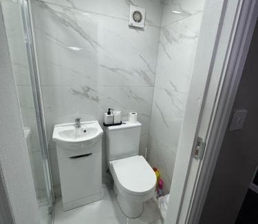 Huddersfield Apartment | Private Studio Retreat with WiFi & HD TV & Workspace