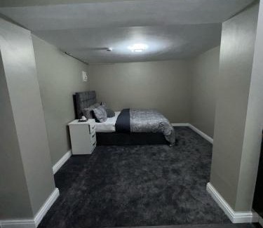 Huddersfield Apartment | Private Studio Retreat with WiFi & HD TV & Workspace