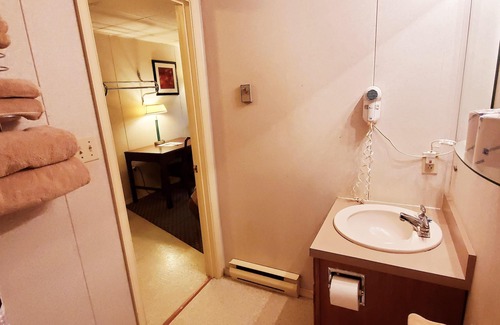 Montgomery Apartment | Private Suite With Private Entrance and Private Bath