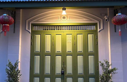 Samphanthawong House | private house in chinatown/2BR,2BATH, 7Mints to MRT Samyot/5 Guests