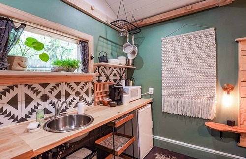 Bearss Plaza Apartment | Private Tiny Home Retreat | WiFi-Smart TV