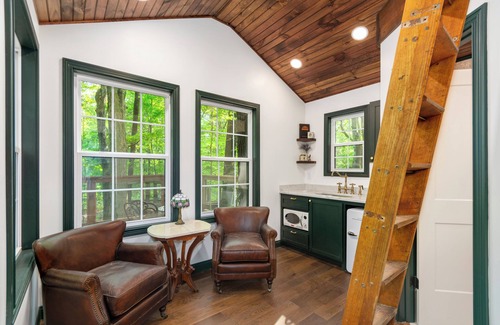 Cadiz Cabin | Private Treehouse getaway on Lake Barkley. Luxury in the trees!