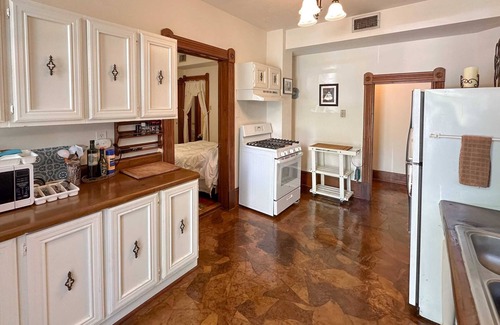 Duckpond Apartment | Private UF Stadium Parking! Historic DWTN Duckpond