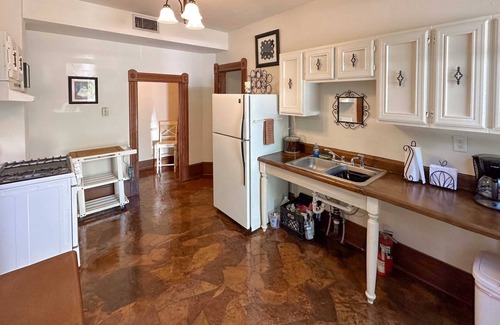 Duckpond Apartment | Private UF Stadium Parking! Historic DWTN Duckpond