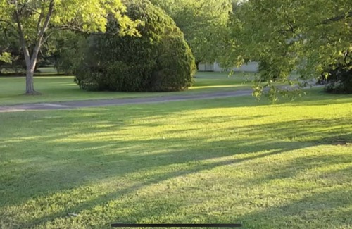 Perry Villa | Private Villa 5 min to Perry Fair Grounds, Eateries, Cafe, Shops & Locale Music.