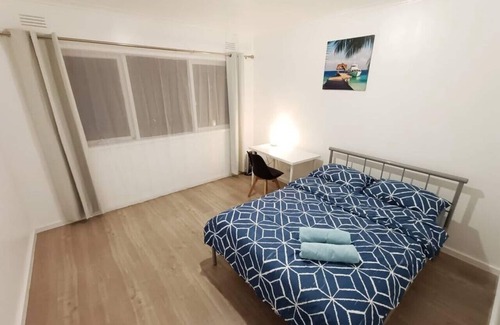 Oak Park House | Private Villa Near Train Station