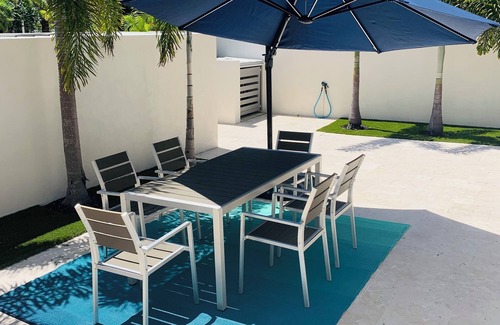 Sarasota House | Private Villa steps to Lido Beach