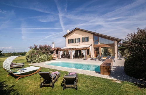Ca' Pirami Villa | Private Villa with hot tub, private pool, WIFI, A/C, TV, pets allowed, panoramic view, parking