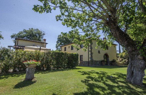 Terranuova Bracciolini Villa | Private Villa with WIFI, hot tub, A/C, private pool, TV, pets allowed, panoramic view, parking