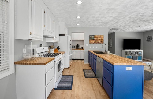 Weems House | Private Waterfront Home~Near The Tides Inn Resort & Kilmarnock ~ Pet Friendly!