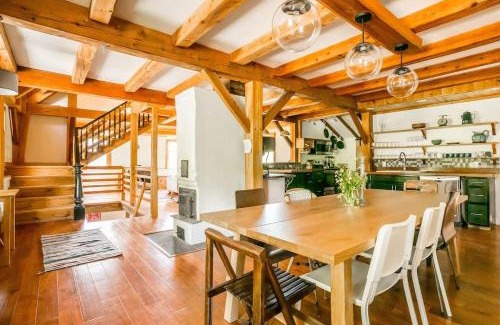 Gilboa House | Private Woodland Retreat with Cedar Hot Tub & Mt View