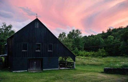 Gilboa House | Private Woodland Retreat with Cedar Hot Tub & Mt View