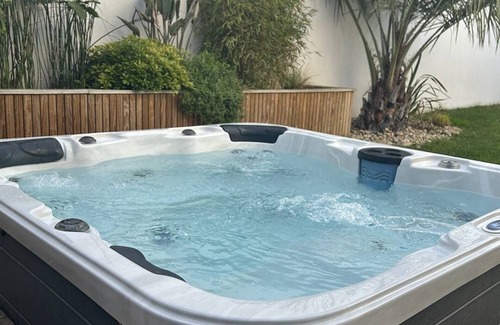 Dompierre-sur-Mer House | Proche La Rochelle avec Piscine et Jacuzzi privés