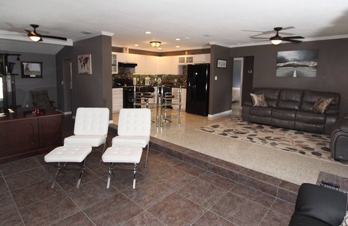Pinellas Park Cottage | Professional cottage on 1/2 acre lot in quiet country setting