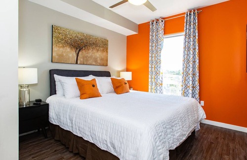 Birdland Apartment | Professional |King Bed |W/D| Garage| Pets| 55" TVs