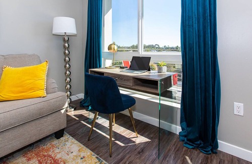 Birdland Apartment | Professional |King Bed |W/D| Garage| Pets| 55" TVs