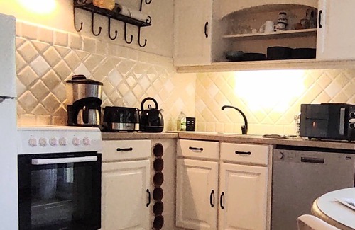 Mimet Cottage | Promotion -10% last minutes Gite in a property with trees and swimming pool.
