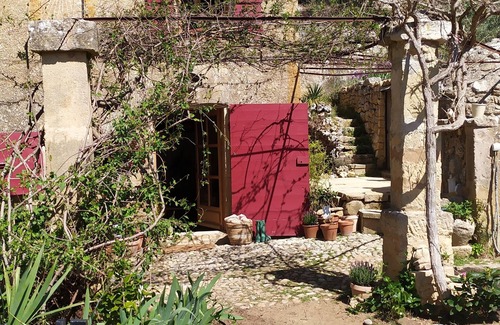 Jouques Cottage | Provencal cottage with Jacuzzi and pétanque court