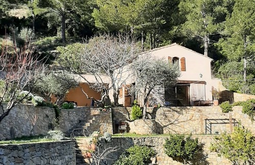 Toulon House | Provencal villa perched in the hills