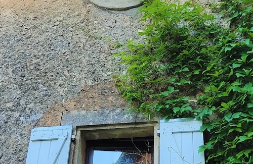 Rustrel House | Provençal village home with pools and view over the hills