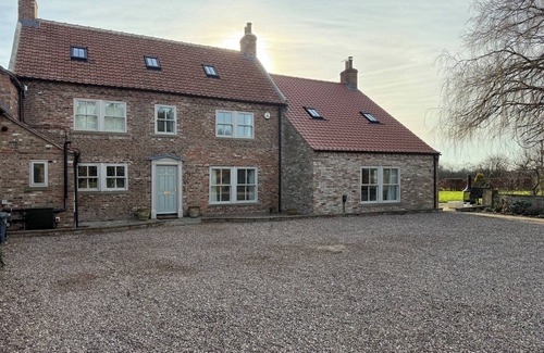 Scawton House | PROVIDENCE FARMHOUSE, family friendly, with hot tub in Easingwold